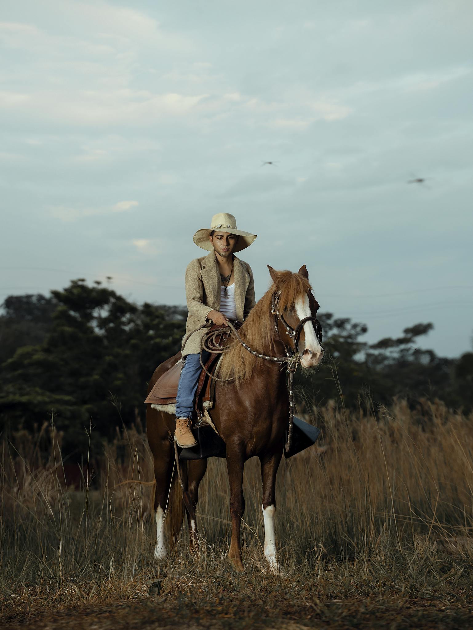 A woman riding a horse through the scenic grasslands of Tingo María, Peru.